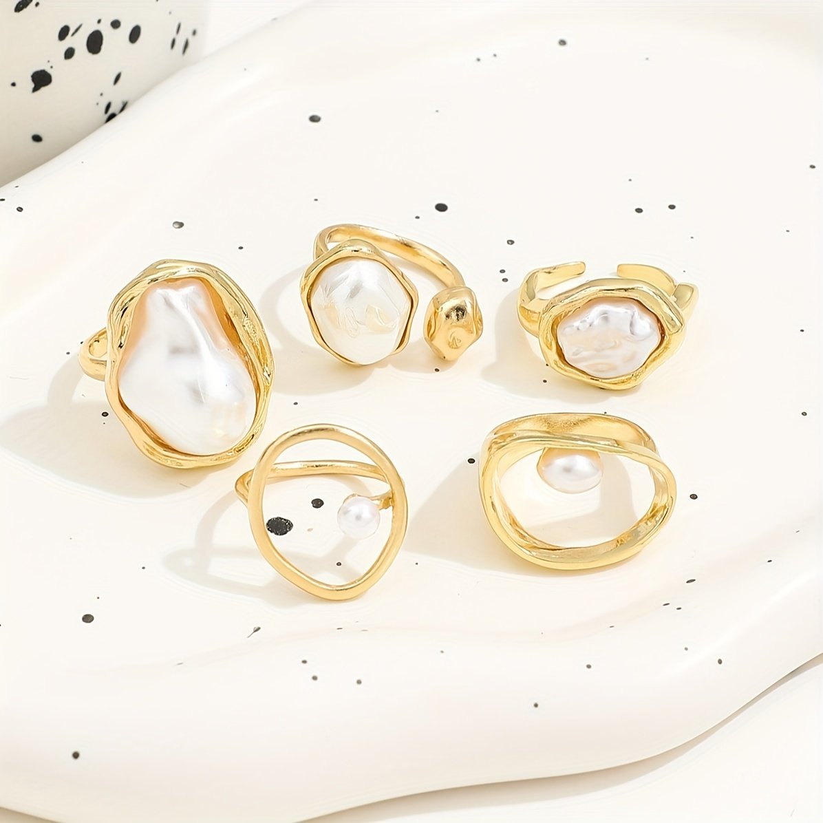 סט טבעות פנינה מלאכותית מלוטשת בעבודת יד מסגסוגת 5 יחידות: טבעות מוגזמות אלגנטיות, מסוגננות וסקסיות ללבישה יומיומית, מסיבות חופשה, חתונות או הענקת מתנות