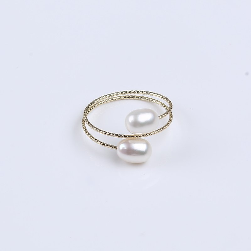 ⁦טבעת מים מתוקים טבעית בעבודת יד לנשים - תכשיטים מינימליסטיים בגוון זהוב עם אורז רב צבעים (ורוד, לבן, שחור, חום) - מתנה אלגנטית ליום יום וליום האהבה, ללבוש לכל השנה, פריט מתנה, אומנות אומנותית⁩ – תמונה ⁦3⁩