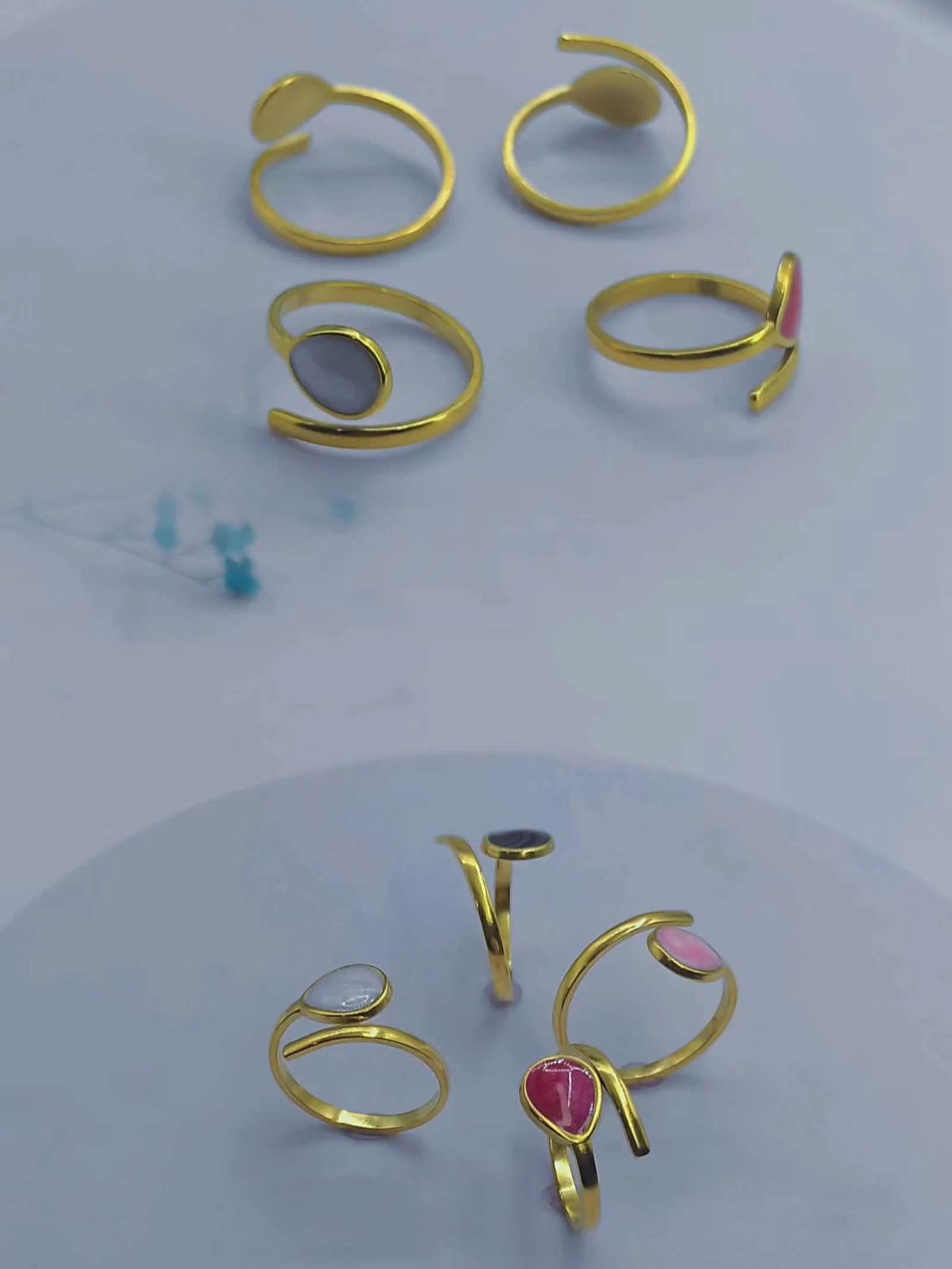 ⁦טבעת פתוחה מפלדת אל-חלד צבעונית זו עם עיצוב טיפות אמייל, אופנתית, טרנדית, מעודנת, רב-תכליתית וקלת משקל, מושלמת ללבוש יומיומי של נשים, טיולים קז'ואליים, חופשות, עבודה, לימודים, מסיבות, דייטים, או כמתנה לחגיגות יום האהבה ויום האם.⁩ – תמונה ⁦8⁩