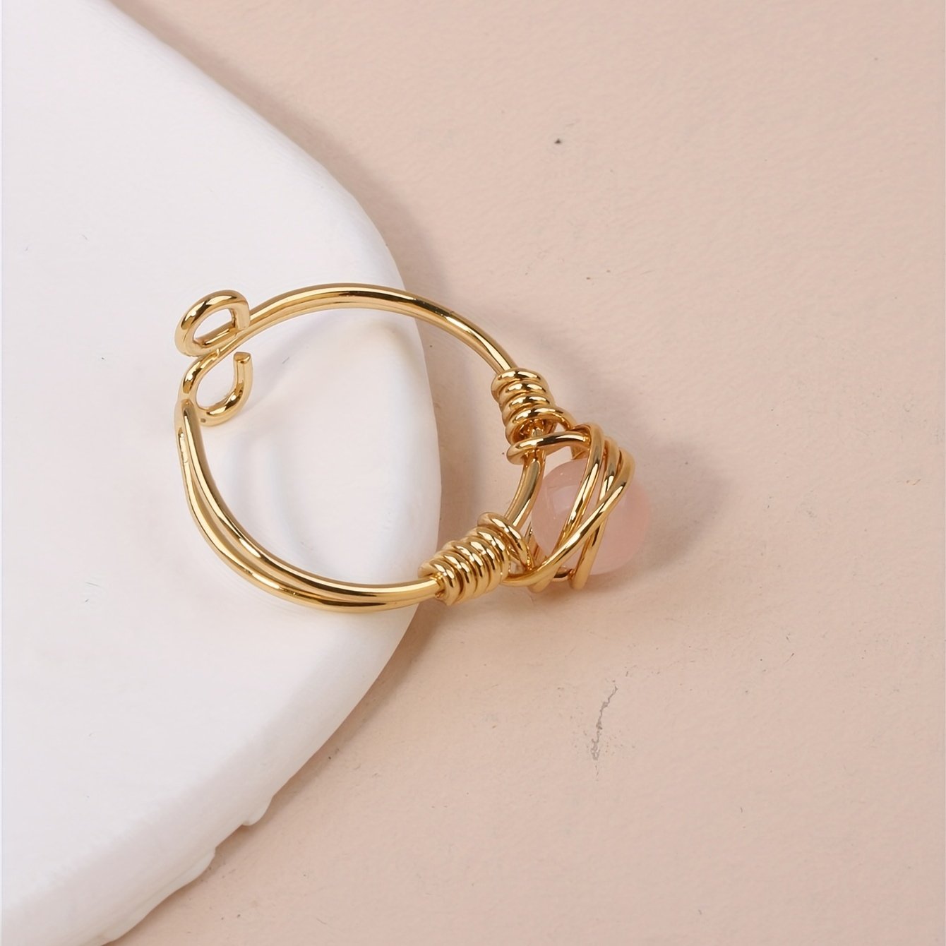 טבעת מתכווננת בגוון זהוב אחד עם חוט לאישה - אבן חן טבעית (קרנליאן/קוורץ ורד/אמטיסט) בעיצוב עין הרע ועין הנמר, תכשיטי חג בוהמיים ללבוש יומיומי, מתנה עבורה, תכשיטים יומיומיים | טבעת בעיצוב פתוח | טבעת אבן חן טבעית – תמונה 8