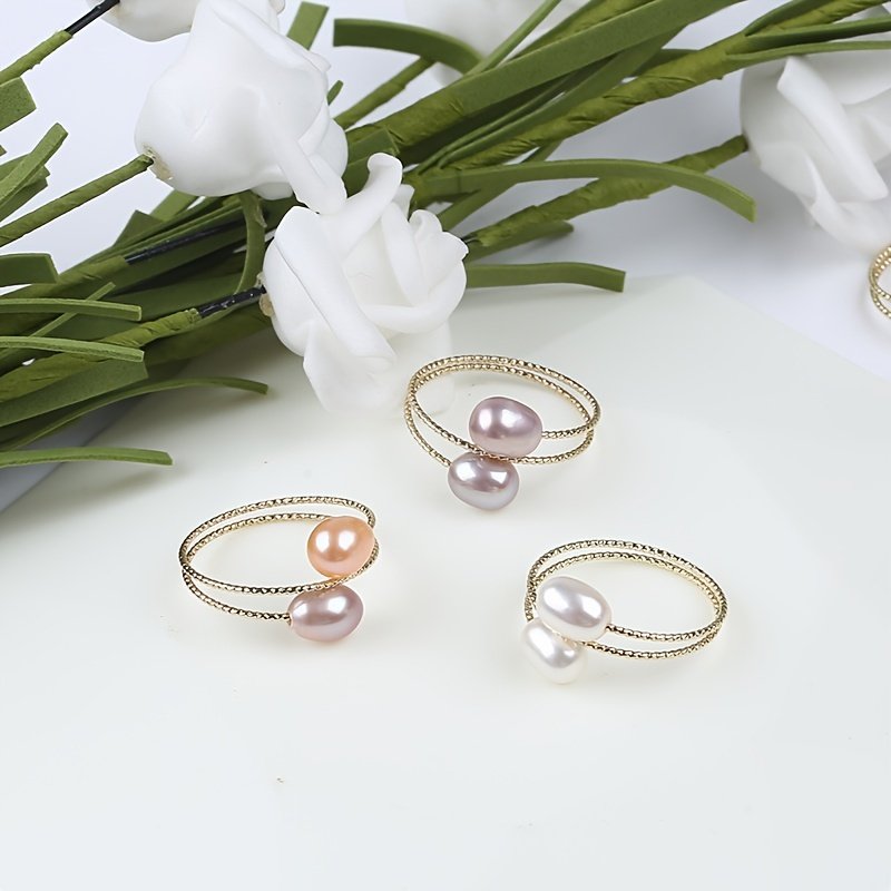 ⁦טבעת מים מתוקים טבעית בעבודת יד לנשים - תכשיטים מינימליסטיים בגוון זהוב עם אורז רב צבעים (ורוד, לבן, שחור, חום) - מתנה אלגנטית ליום יום וליום האהבה, ללבוש לכל השנה, פריט מתנה, אומנות אומנותית⁩ – תמונה ⁦2⁩