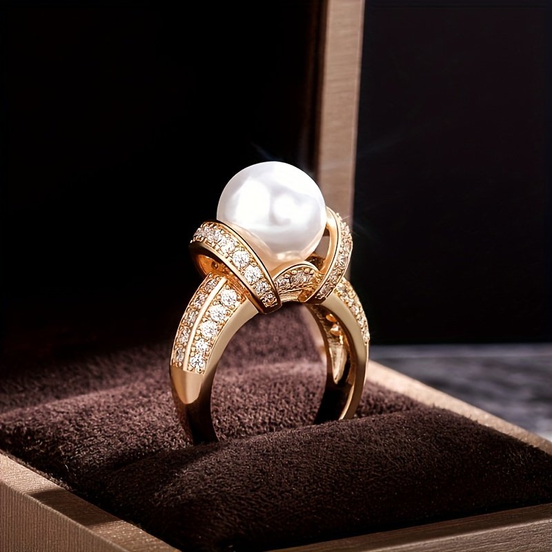 טבעת נחושת אלגנטית מצופה זהב עם פנינה וזירקוניה סינתטית מיקרו-פאב - עיצוב הילה, מושלמת למסיבות ומתנות (ללא קופסה), תכשיטי מסיבה | סגנון זוהר | טבעת עם צירים – תמונה 2