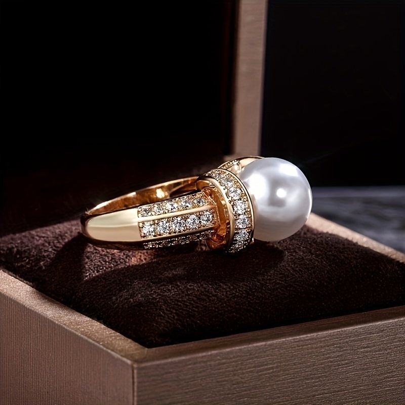 טבעת נחושת אלגנטית מצופה זהב עם פנינה וזירקוניה סינתטית מיקרו-פאב - עיצוב הילה, מושלמת למסיבות ומתנות (ללא קופסה), תכשיטי מסיבה | סגנון זוהר | טבעת עם צירים – תמונה 9