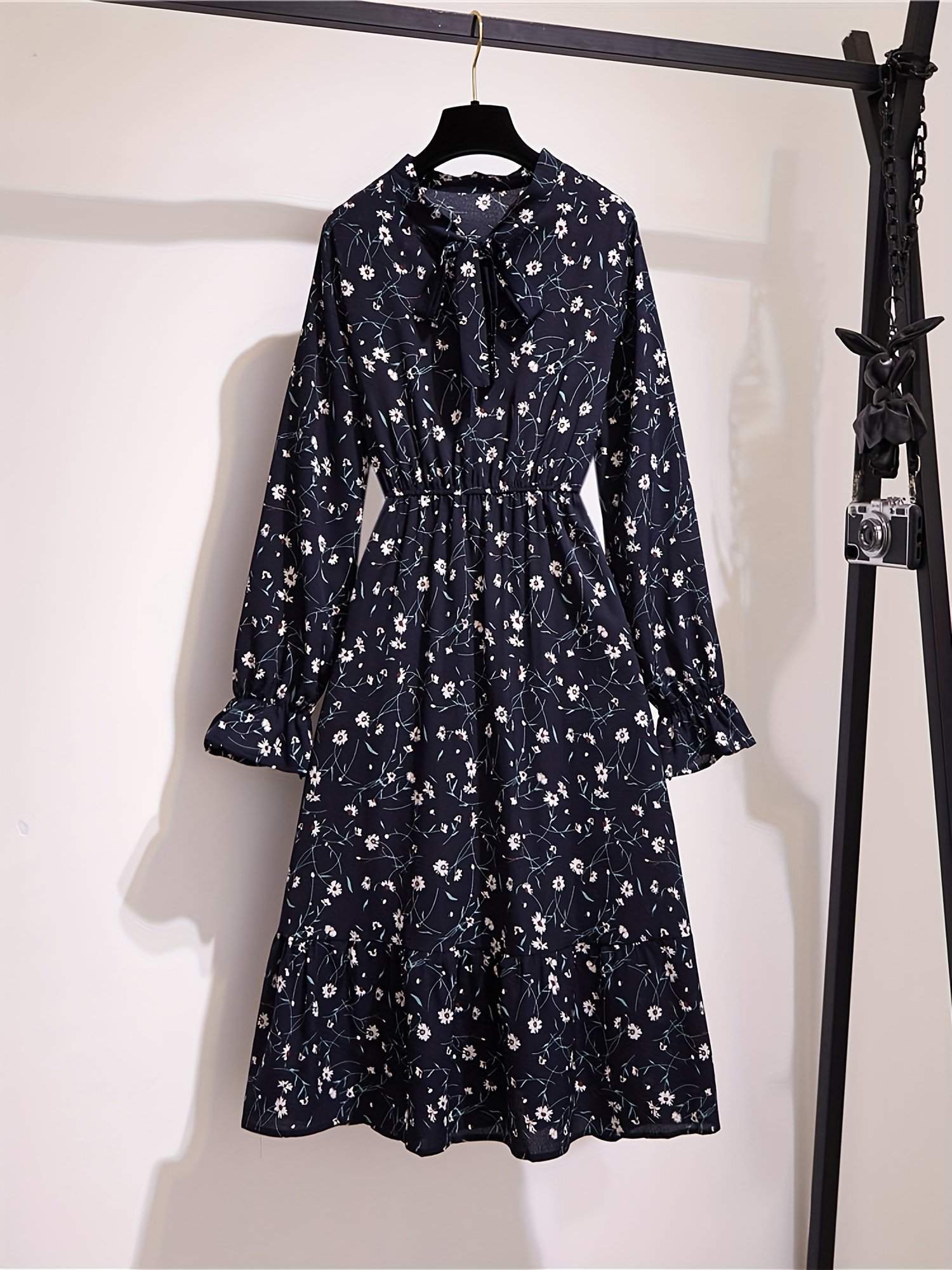 שמלה אלגנטית עם הדפס פרחוני, צווארון קשירה ושרוולים מתרחבים - שמלת מידי בגזרת A מפוליאסטר גמישה לנשים, מושלמת לאביב, קיץ וסתיו, ללבוש קז'ואל או מסיבה, שמלה פרחונית