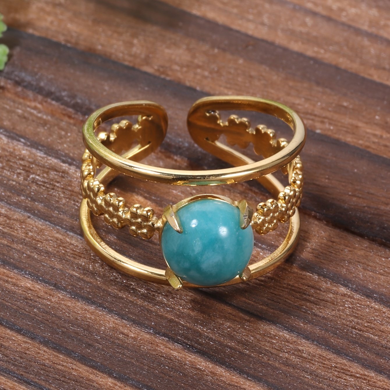 טבעת פתוחה אלגנטית מפלדת אל-חלד בגוון זהוב עם מרכז טורקיז גיאומטרי - תכשיטי יוקרה מינימליסטיים לנשים, אידיאליים למסיבות, אירועים ומתנות, תכשיטי חתונה – תמונה 6