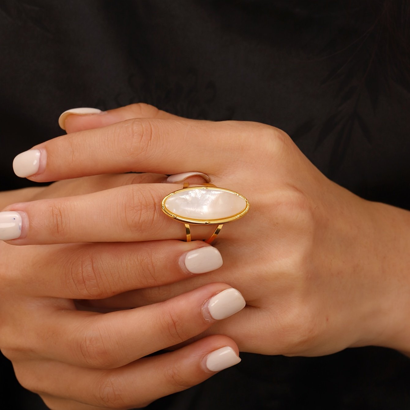 טבעת נירוסטה גיאומטרית שיקית עם שיבוץ שרף - מושלמת ללבוש יומיומי, מסיבות וחופשות - תכשיטי אופנה לנשים – תמונה 4