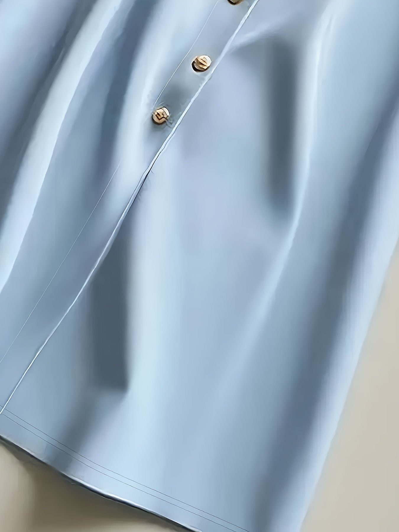 ⁦שמלת חולצה תכלת אלגנטית לנשים - שרוולים קצרים אופנתי, צווארון מכופתר, גזרה זורמת, מושלמת לסתיו/חורף, לבוש יומיומי עד רשמי, לבוש יומיומי | שמלה מכופתרת | מרקם מבריק⁩ – תמונה ⁦4⁩