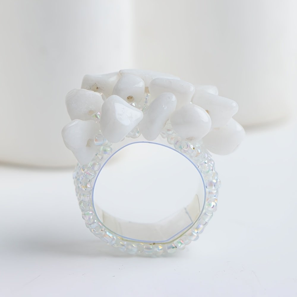 טבעת אלסטית בעבודת יד בוהמית אחת עם חרוזי אורז צבעוניים ואבן כתושה - תכשיטים בסגנון אתני תוסס לנשים, מושלמים למסיבות, חופשות וללבוש יומיומי, מתאים לגברים ולנשים כאחד – תמונה 10