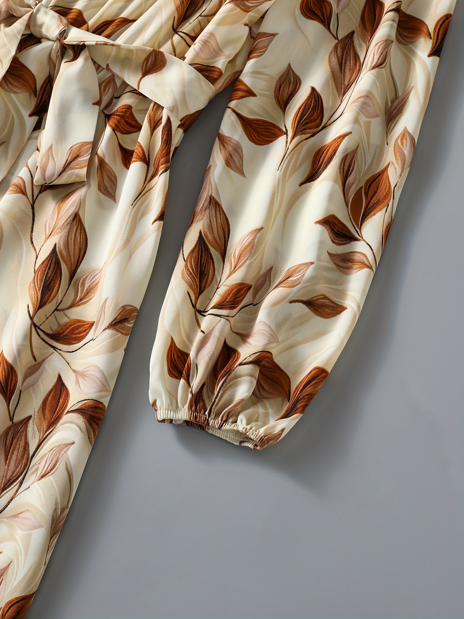 שמלה פרחונית אלגנטית עם צווארון V, מותן גבוה וקשירה במותניים - שרוולים ארוכים, חצאית A-גזרה זורמת, דוגמת עלים בצבע חום ובז', מושלמת לאביב/סתיו, אופנת נשים למבוגרים, שמלה פרחונית – תמונה 10