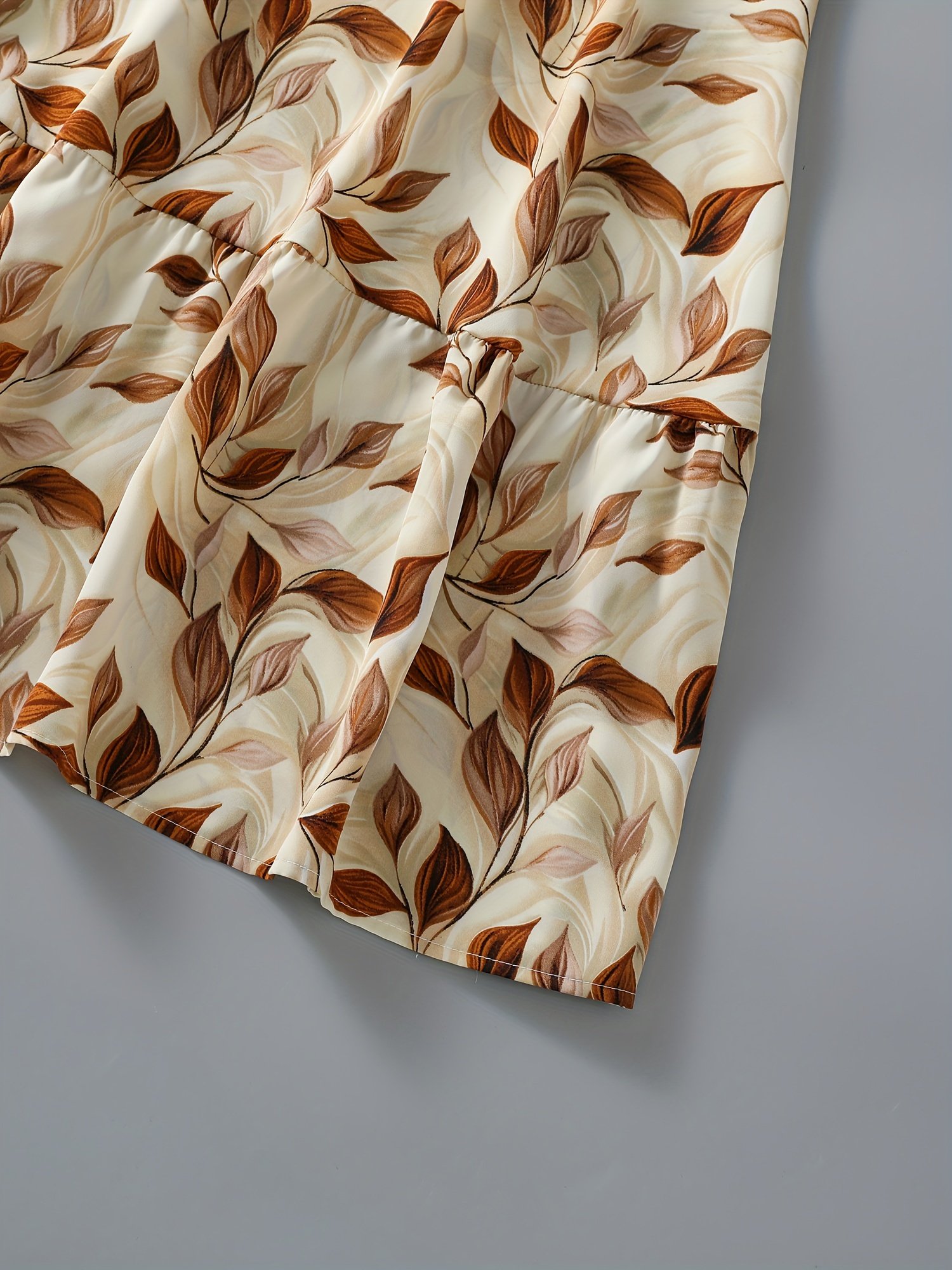 שמלה פרחונית אלגנטית עם צווארון V, מותן גבוה וקשירה במותניים - שרוולים ארוכים, חצאית A-גזרה זורמת, דוגמת עלים בצבע חום ובז', מושלמת לאביב/סתיו, אופנת נשים למבוגרים, שמלה פרחונית – תמונה 7