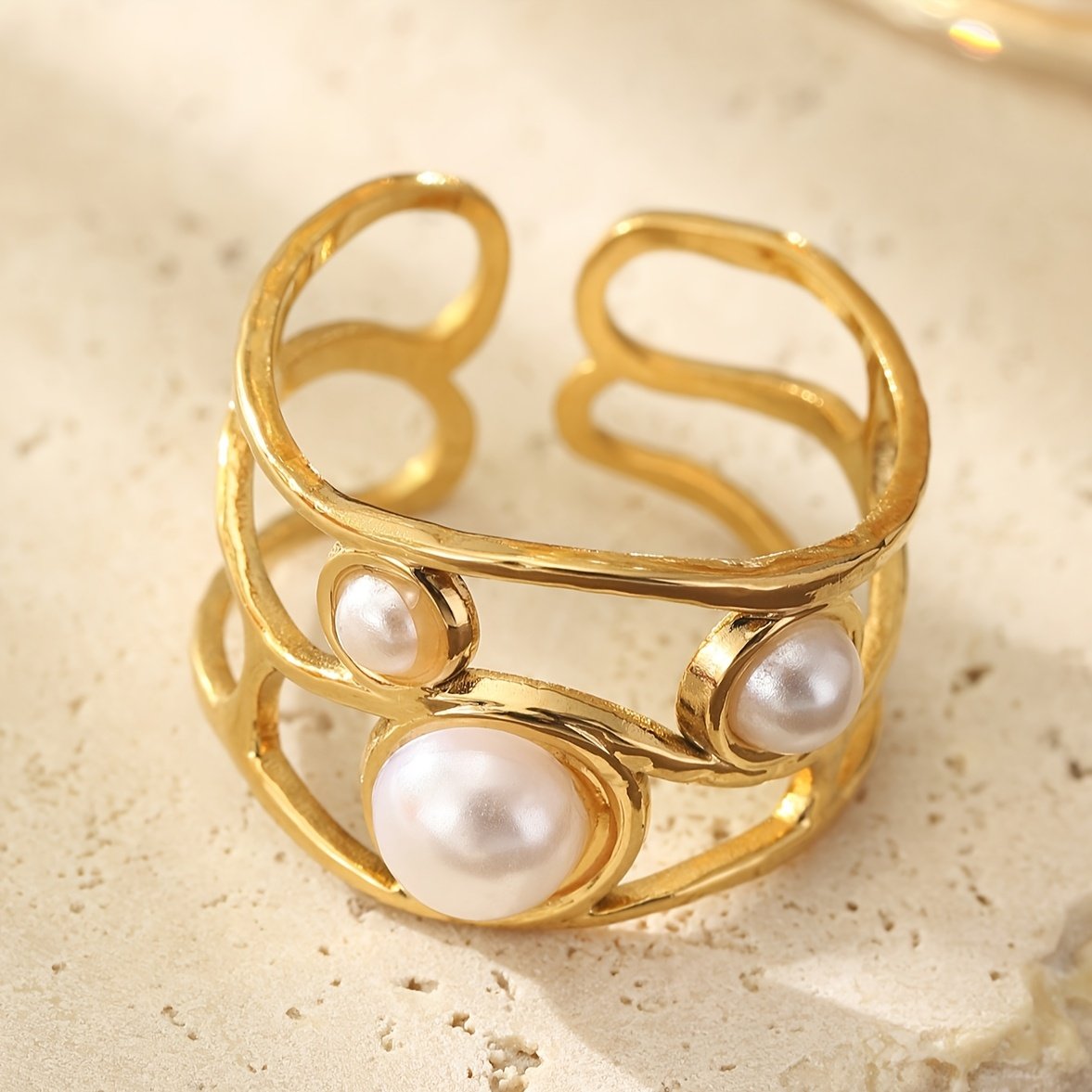 טבעת נירוסטה מתכווננת אלגנטית לנשים בגוון זהוב עם שלישיית פניני חיקוי - מושלמת למסיבות, מתנות ליום האהבה ולרמדאן, טבעת רב-תכליתית | טבעת בסגנון וינטג' | גימור יוקרתי - Image 18