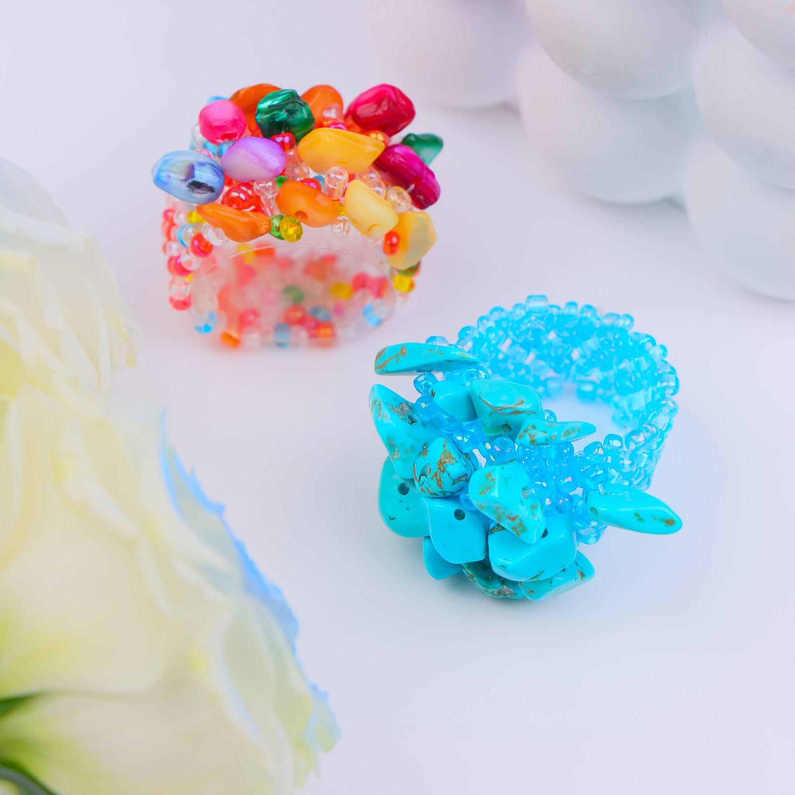 טבעת אלסטית בעבודת יד בוהמית אחת עם חרוזי אורז צבעוניים ואבן כתושה - תכשיטים בסגנון אתני תוסס לנשים, מושלמים למסיבות, חופשות וללבוש יומיומי, מתאים לגברים ולנשים כאחד – תמונה 6