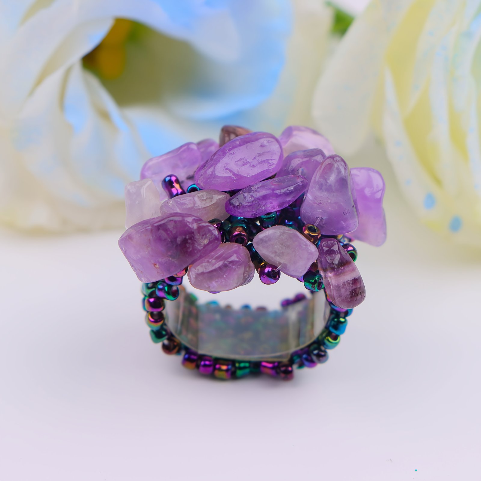 טבעת אלסטית בעבודת יד בוהמית אחת עם חרוזי אורז צבעוניים ואבן כתושה - תכשיטים בסגנון אתני תוסס לנשים, מושלמים למסיבות, חופשות וללבוש יומיומי, מתאים לגברים ולנשים כאחד – תמונה 7