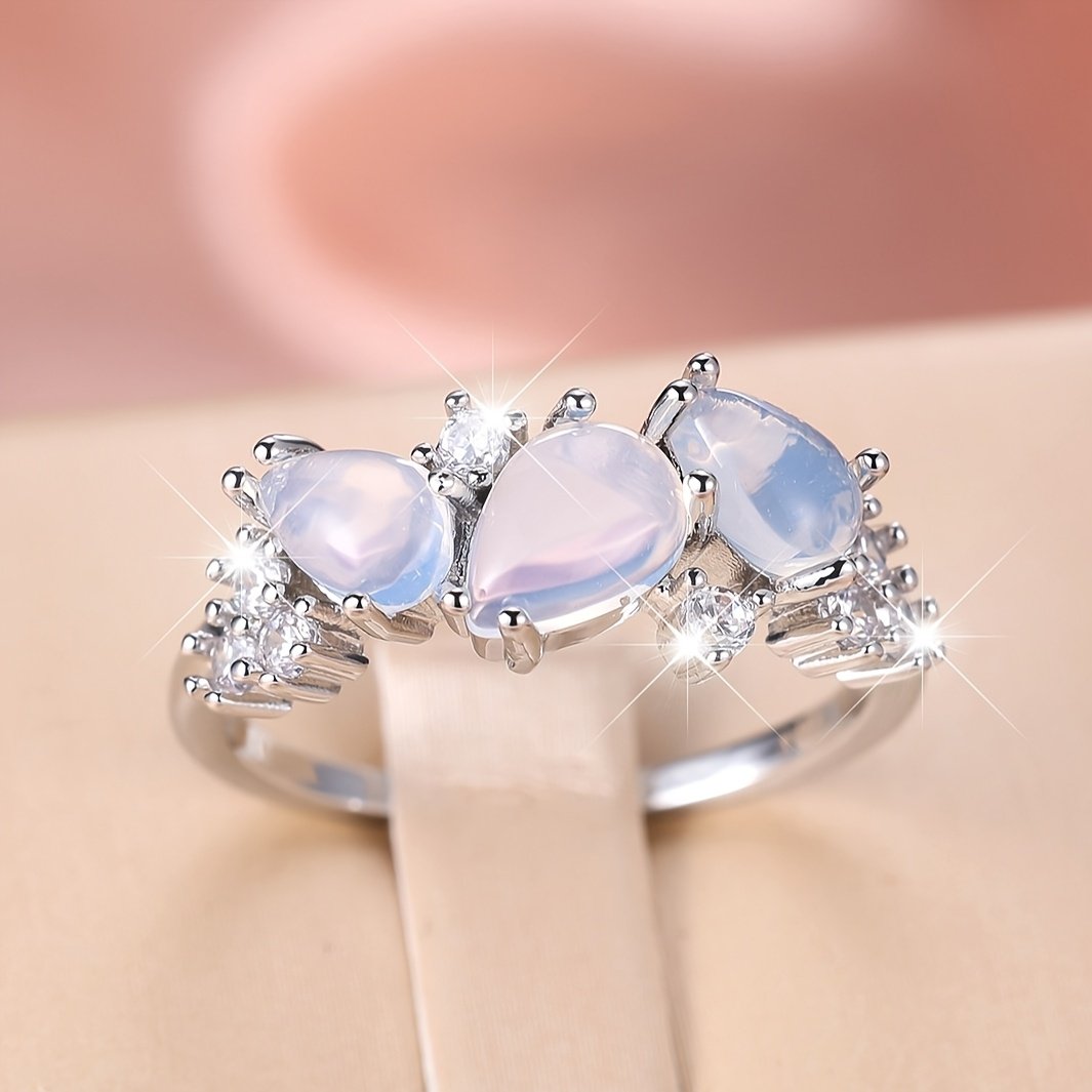 ⁦טבעת וינטג' בוהמית לנשים עם שלוש אבנים, אבן ירח סינתטית לבנה וקריסטלים, תכשיטים אלגנטיים בציפוי זהב לחתונות, יום האם, מתנת ולנטיין, לבוש יומיומי, אביזר חתונה | נגיעות נוצצות | אומנות איכותית⁩ – תמונה ⁦2⁩