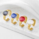 טבעת עיצוב אליפסה מזוגגת, אופנתית, מהודרת, טרנדית, חמודה, קלילה, יוקרתית, מינימליסטית, רטרו, אלגנטית ורב-תכליתית, זמינה בצבעים לבן פנינה, שחור פנינה, אדום פנינה וכחול פנינה. מתאימה לענידה יומיומית על ידי גברים ונשים כאחד, משלימה תלבושות לעבודה, לימודים, דייטים, מסיבות, אירועים וחופשות יומיומיות. זוהי גם מתנה נהדרת ליום האהבה, ראש השנה וחגים שונים.