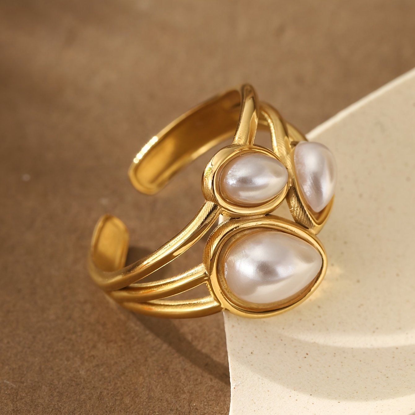 ⁦טבעת גיאומטרית אחת לנשים מפלדת אל-חלד עם 3 פניני חיקוי - טבעת יוקרתית בסגנון רטרו אלגנטי לחתונות וללבוש יומיומי⁩ – תמונה ⁦9⁩