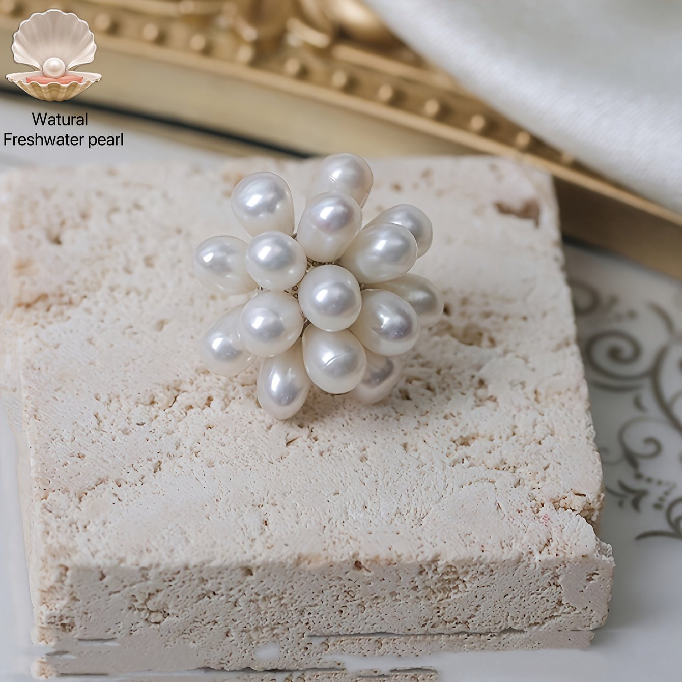 ⁦[קסם רומנטי] טבעת פרח פניני מים מתוקים אלגנטית בעבודת יד - עיצוב ייחודי בהשראת וינטג' עם פנינים לבנות נוצצות - אידיאלית להצעות נישואין ליום האהבה ואלגנטיות יומיומית⁩ – תמונה ⁦3⁩