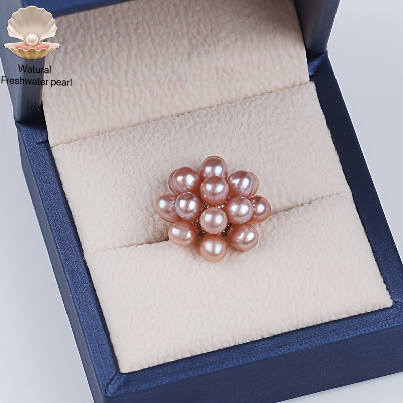 ⁦[קסם רומנטי] טבעת פרח פניני מים מתוקים אלגנטית בעבודת יד - עיצוב ייחודי בהשראת וינטג' עם פנינים לבנות נוצצות - אידיאלית להצעות נישואין ליום האהבה ואלגנטיות יומיומית⁩ – תמונה ⁦2⁩