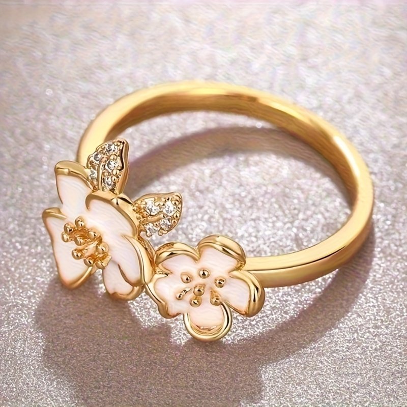 טבעת אמייל פרחונית אלגנטית וינטג' עם אבני זירקוניה סינתטיות, תכשיטי אבן לידה בציפוי זהב של KC לנשים - מתנת יום ולנטיין, לבוש יומיומי ואירועים מיוחדים, תכשיטי ולנטיין, אביזר לאירוע, קסם מתוחכם, אומנות עדינה – תמונה 3