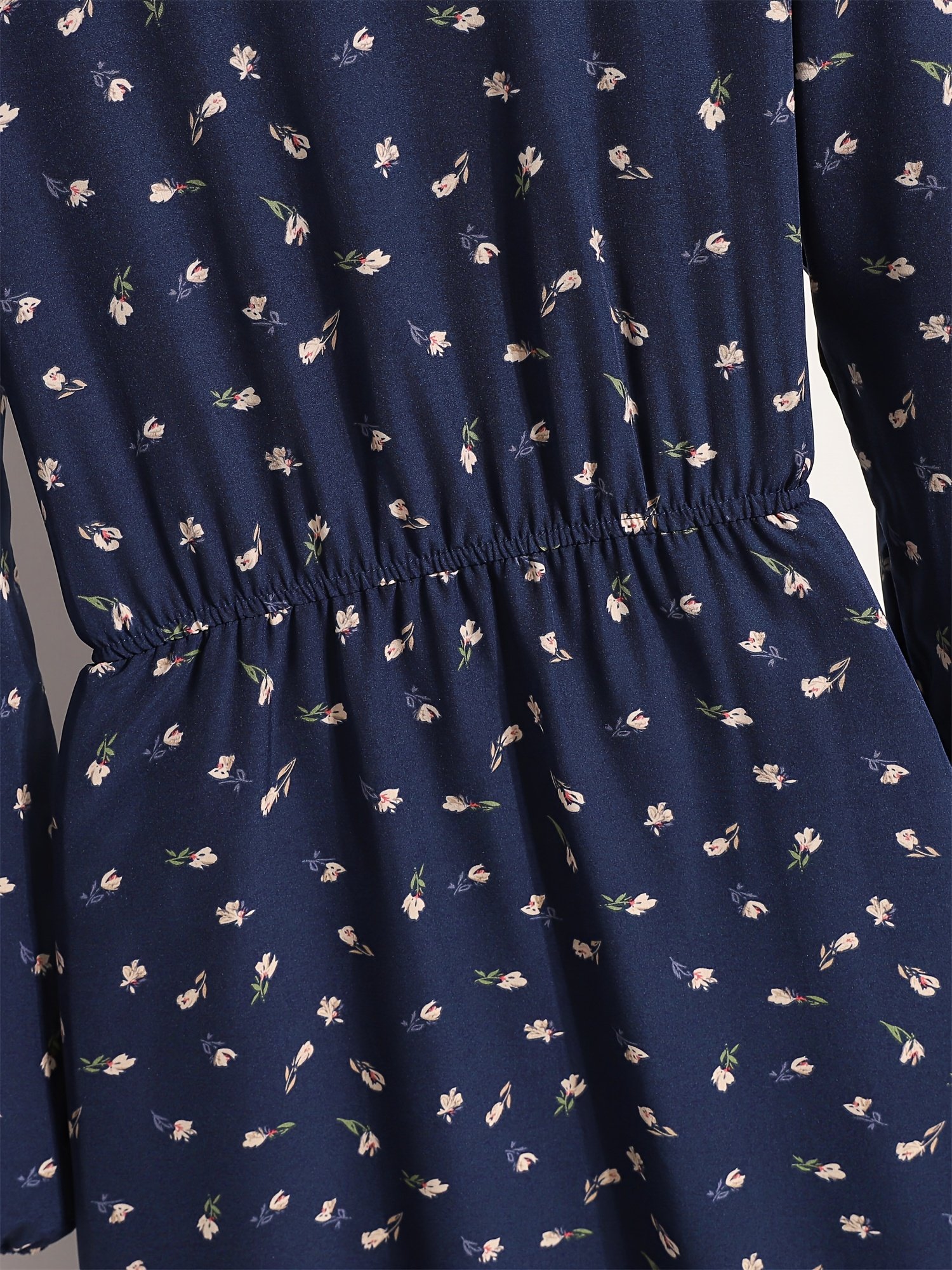 ⁦שמלת A-קו אלגנטית בצבע כחול כהה לנשים עם הדפס פרחוני - שרוולים ארוכים, צווארון עגול, שוליים מתרחבים, ניתן לכביסה במכונה, לבוש למסיבות וקז'ואל לאביב/סתיו, לבוש לאירועים, בד לא שקוף⁩ – תמונה ⁦4⁩