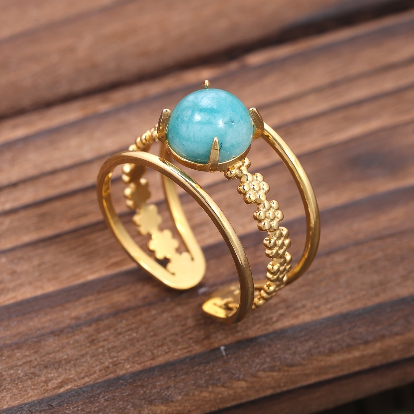 טבעת פתוחה אלגנטית מפלדת אל-חלד בגוון זהוב עם מרכז טורקיז גיאומטרי - תכשיטי יוקרה מינימליסטיים לנשים, אידיאליים למסיבות, אירועים ומתנות, תכשיטי חתונה – תמונה 2