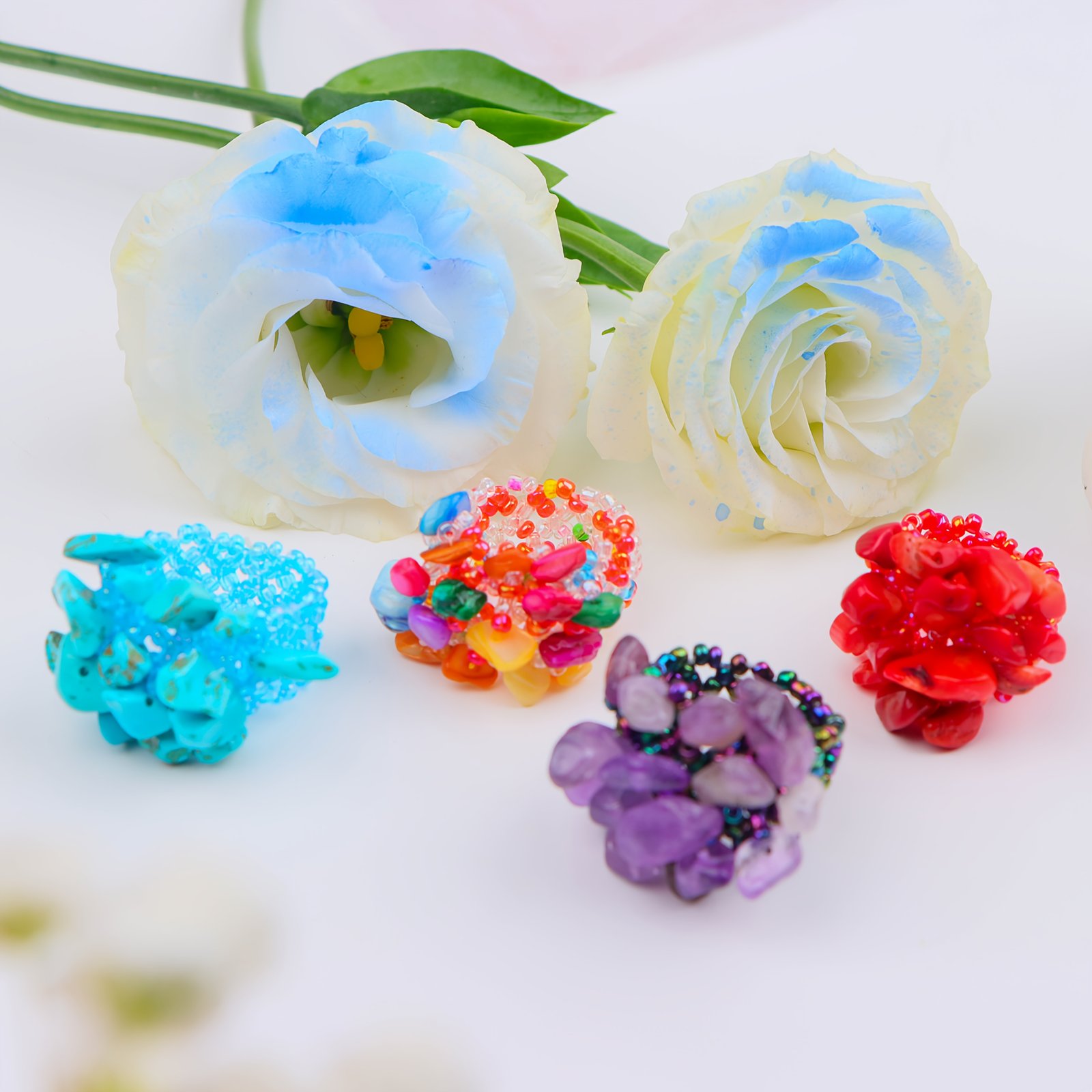 טבעת אלסטית בעבודת יד בוהמית אחת עם חרוזי אורז צבעוניים ואבן כתושה - תכשיטים בסגנון אתני תוסס לנשים, מושלמים למסיבות, חופשות וללבוש יומיומי, מתאים לגברים ולנשים כאחד