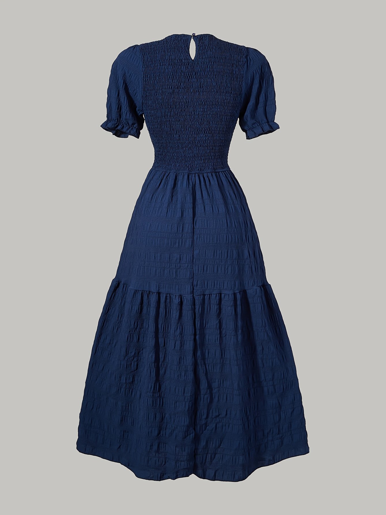 ⁦שמלה אלגנטית בצבע כחול כהה לנשים עם שרוולים קצרים, שרוולים תפוחים ומחוך מקושט - חצאית מתרחבת, ניתן לכביסה במכונה, חלק עליון צמוד ומכפלת מתרחבת, לאביב קיץ סתיו, לבוש קז'ואל עד חצי רשמי, אופנה עונתית, גזרה מחדדת⁩ – תמונה ⁦2⁩