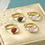 טבעת פתוחה מפלדת אל-חלד צבעונית זו עם עיצוב טיפות אמייל, אופנתית, טרנדית, מעודנת, רב-תכליתית וקלת משקל, מושלמת ללבוש יומיומי של נשים, טיולים קז'ואליים, חופשות, עבודה, לימודים, מסיבות, דייטים, או כמתנה לחגיגות יום האהבה ויום האם.