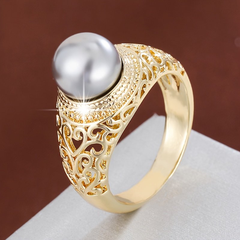 טבעת אלגנטית לנשים בעיצוב פרחוני חלול עם פנינה מלאכותית - נחושת בגוון זהוב, דוגמאות פיליגרן מורכבות, מושלמת ללבישה יומיומית או מתנה, תכשיטי מתנה | טבעת אלגנטית | גימור זהוב – תמונה 4