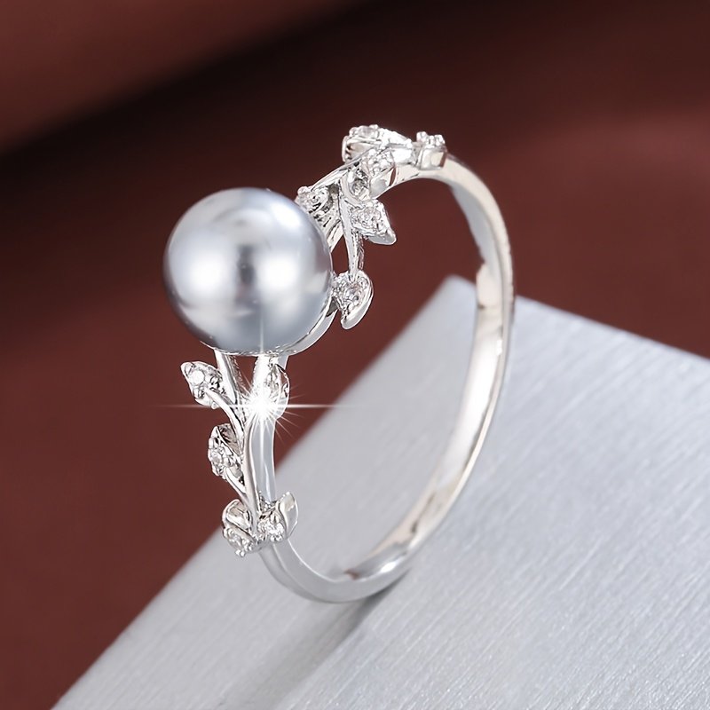 טבעת אלגנטית בעיצוב ענף זית ועלה עם זירקוניה מעוקבת ופנינה מלאכותית, מצופה נחושת K לבן - מושלמת לענידה יומיומית או מתנה