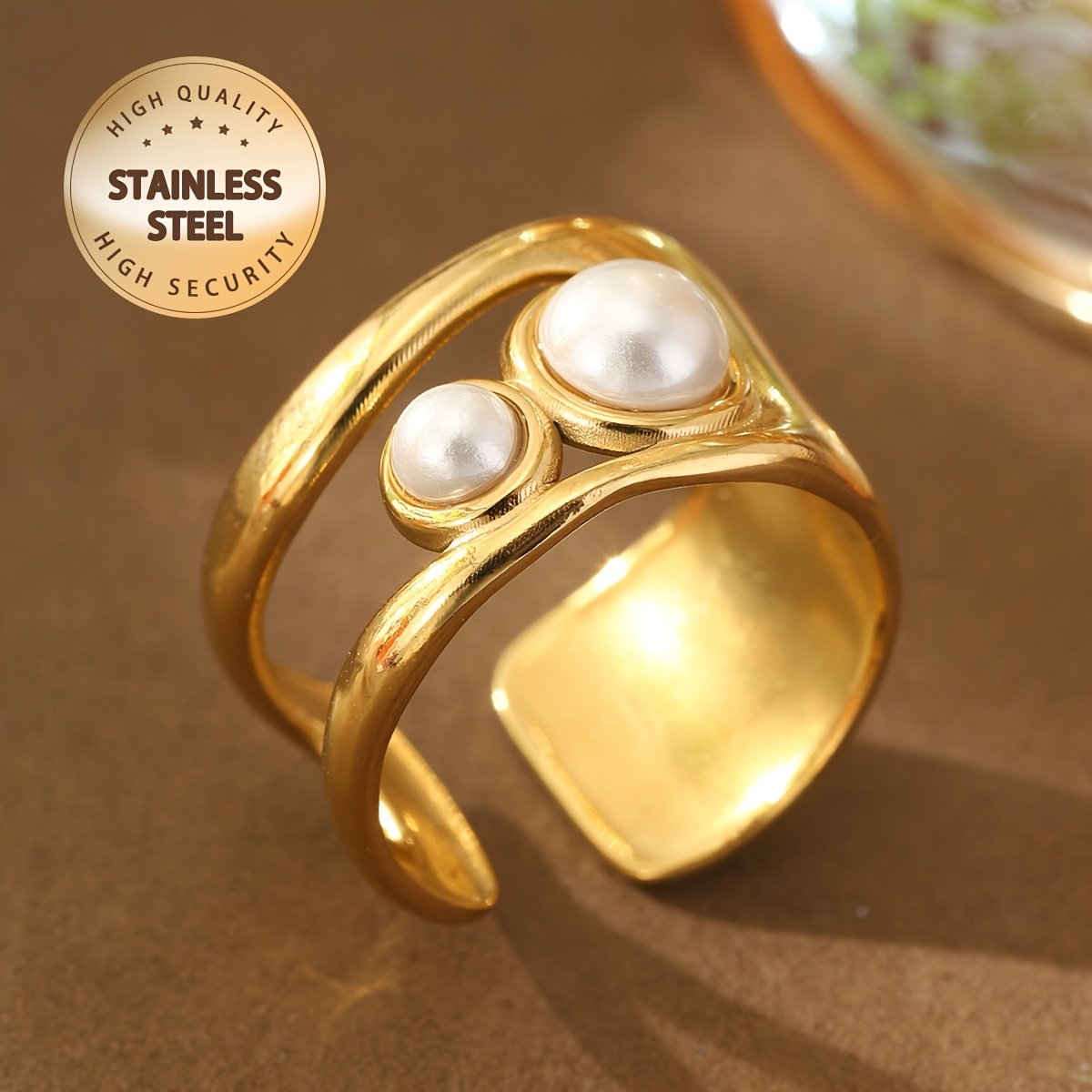 טבעת נירוסטה מתכווננת אלגנטית לנשים בגוון זהוב עם שלישיית פניני חיקוי - מושלמת למסיבות, מתנות ליום האהבה ולרמדאן, טבעת רב-תכליתית | טבעת בסגנון וינטג' | גימור יוקרתי - Image 4