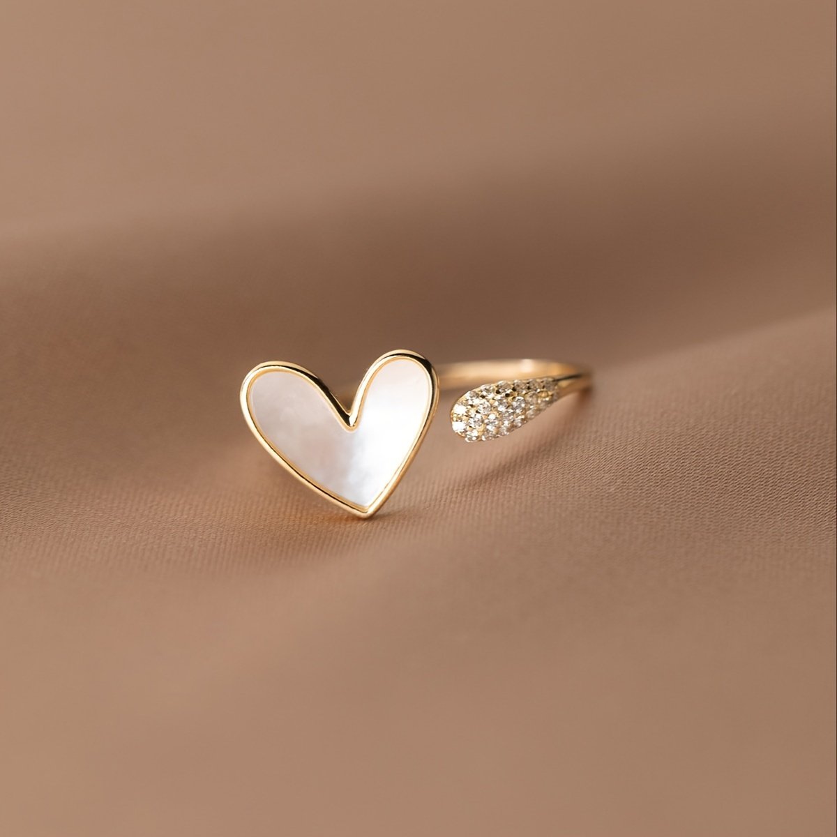 ⁦טבעת מתכווננת בצורת לב מפלדת אל-חלד לנשים, סגנון מינימליסטי אלגנטי, מושלמת ללבוש יומיומי או מסיבות⁩ – תמונה ⁦2⁩