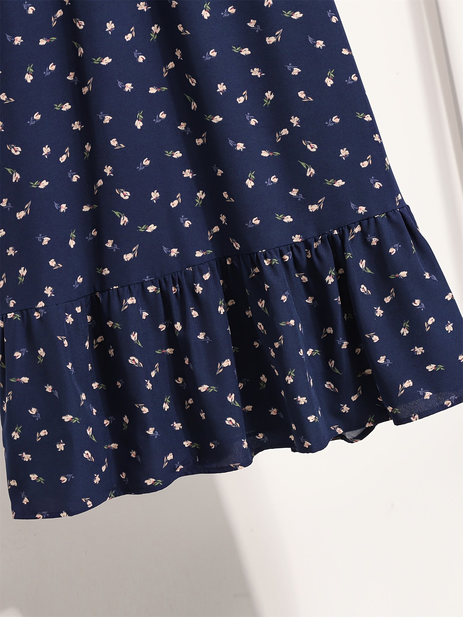 ⁦שמלת A-קו אלגנטית בצבע כחול כהה לנשים עם הדפס פרחוני - שרוולים ארוכים, צווארון עגול, שוליים מתרחבים, ניתן לכביסה במכונה, לבוש למסיבות וקז'ואל לאביב/סתיו, לבוש לאירועים, בד לא שקוף⁩ – תמונה ⁦5⁩