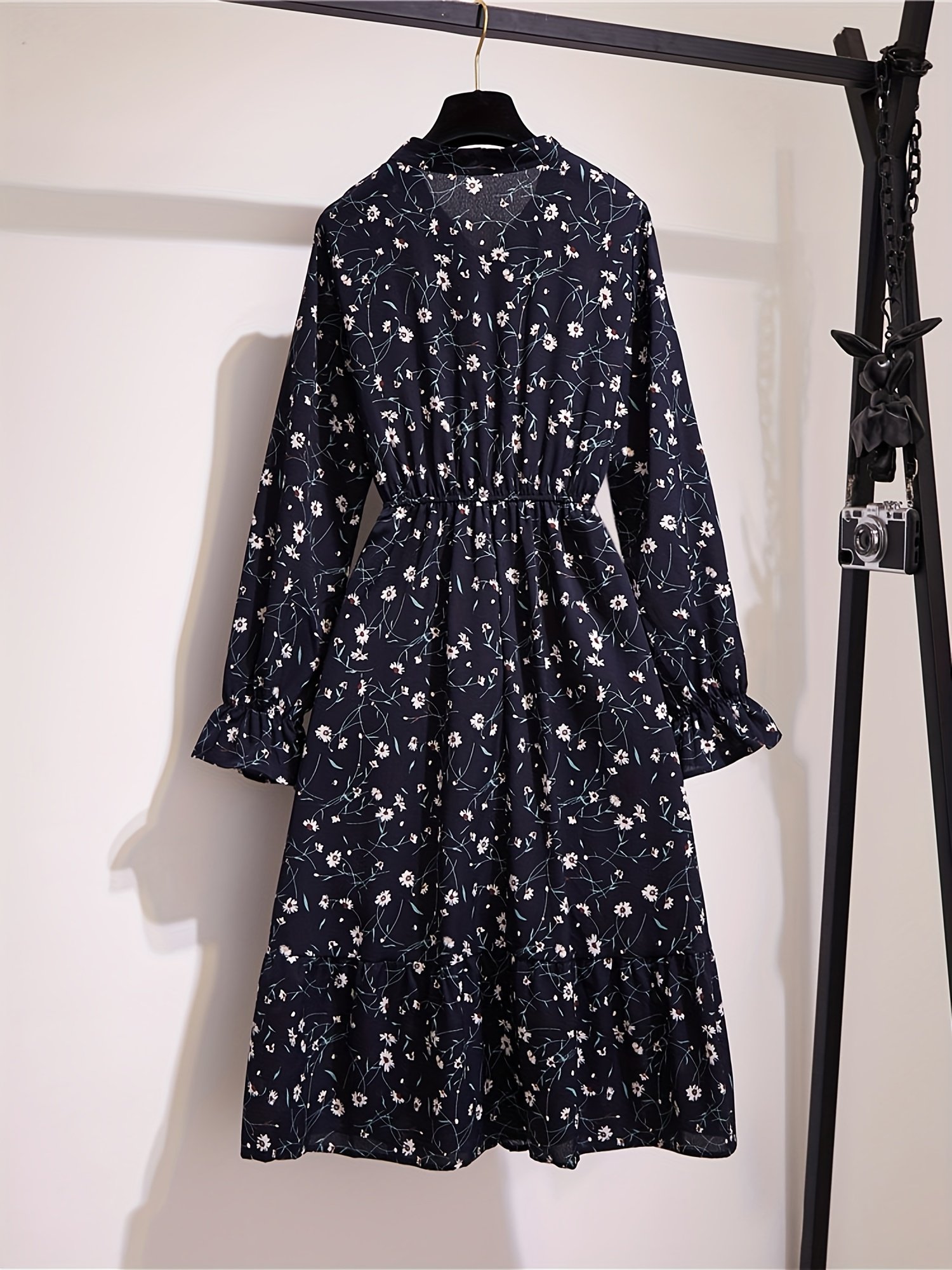 ⁦שמלה אלגנטית עם הדפס פרחוני, צווארון קשירה ושרוולים מתרחבים - שמלת מידי בגזרת A מפוליאסטר גמישה לנשים, מושלמת לאביב, קיץ וסתיו, ללבוש קז'ואל או מסיבה, שמלה פרחונית⁩ – תמונה ⁦2⁩