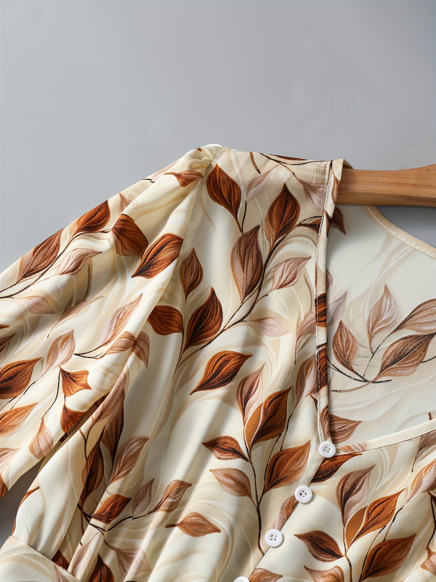 שמלה פרחונית אלגנטית עם צווארון V, מותן גבוה וקשירה במותניים - שרוולים ארוכים, חצאית A-גזרה זורמת, דוגמת עלים בצבע חום ובז', מושלמת לאביב/סתיו, אופנת נשים למבוגרים, שמלה פרחונית – תמונה 5