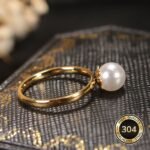 טבעת נירוסטה אלגנטית אחת מצופה זהב 18 קראט עם קריסטל נוצץ - מושלמת ללבוש יומיומי, חתונות ואירועים מיוחדים, מתנה אידיאלית לאם או לאישה, טבעת נישואין | עיצוב טבעת אלגנטי | טבעת נישואין עמידה, טבעות נישואין