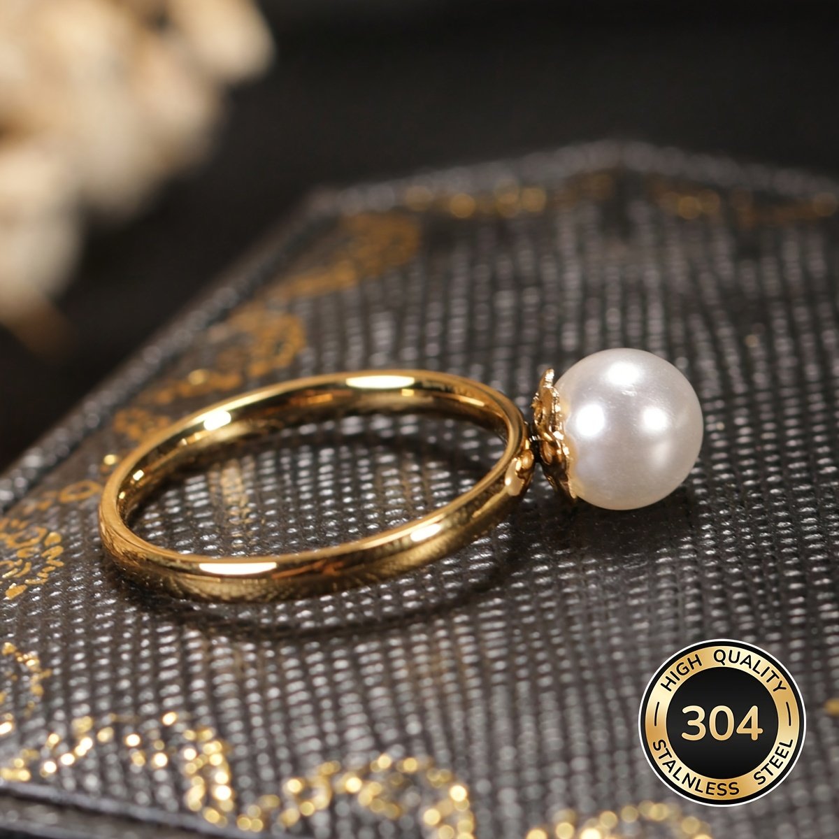 טבעת נירוסטה אלגנטית אחת מצופה זהב 18 קראט עם קריסטל נוצץ - מושלמת ללבוש יומיומי, חתונות ואירועים מיוחדים, מתנה אידיאלית לאם או לאישה, טבעת נישואין | עיצוב טבעת אלגנטי | טבעת נישואין עמידה, טבעות נישואין