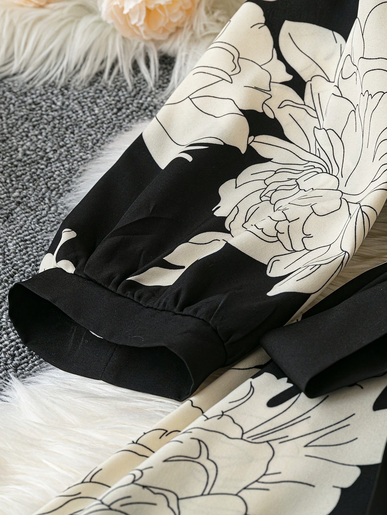 שמלה אלגנטית לנשים עם צווארון V פרחוני וינטג' וקשירה במותניים - שרוולים ארוכים בשחור-לבן, גזרה בגזרת A-גזרה זורמת, מושלמת לסתיו/חורף, אופנה למבוגרים, לבוש אלגנטי | שמלה פרחונית וינטג' | בד פוליאסטר - Image 3