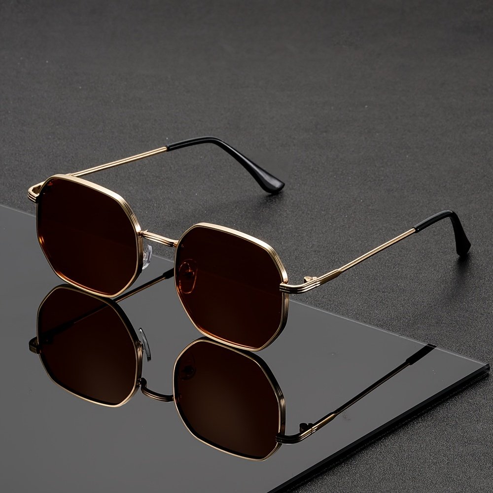 זוג משקפיים אופנתיים ממתכת בעיצוב גיאומטרי ואלגנטי בסגנון קלאסי לגברים ולנשים שלעולם לא יוצאים מהאופנה, מתאימים לכל צורות הפנים, מושלמים לצילום ואביזרים לפסטיבלי מוזיקה. – תמונה 5