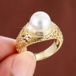 טבעת אלגנטית לנשים בעיצוב פרחוני חלול עם פנינה מלאכותית - נחושת בגוון זהוב, דוגמאות פיליגרן מורכבות, מושלמת ללבישה יומיומית או מתנה, תכשיטי מתנה | טבעת אלגנטית | גימור זהוב