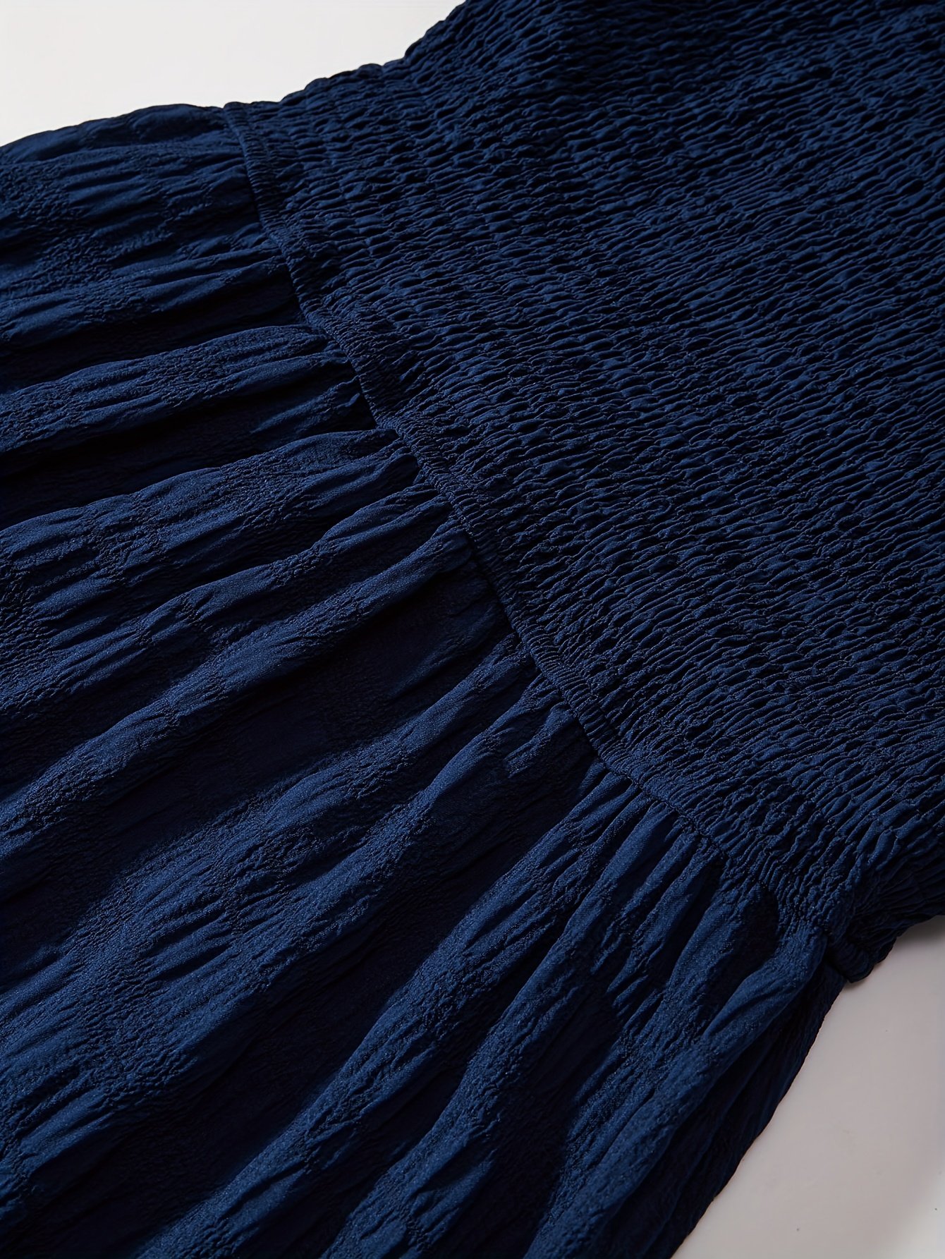 ⁦שמלה אלגנטית בצבע כחול כהה לנשים עם שרוולים קצרים, שרוולים תפוחים ומחוך מקושט - חצאית מתרחבת, ניתן לכביסה במכונה, חלק עליון צמוד ומכפלת מתרחבת, לאביב קיץ סתיו, לבוש קז'ואל עד חצי רשמי, אופנה עונתית, גזרה מחדדת⁩ – תמונה ⁦5⁩