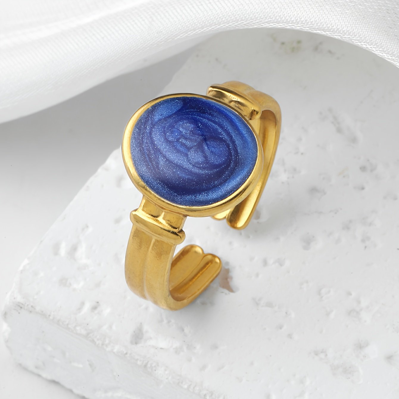 טבעת עיצוב אליפסה מזוגגת, אופנתית, מהודרת, טרנדית, חמודה, קלילה, יוקרתית, מינימליסטית, רטרו, אלגנטית ורב-תכליתית, זמינה בצבעים לבן פנינה, שחור פנינה, אדום פנינה וכחול פנינה. מתאימה לענידה יומיומית על ידי גברים ונשים כאחד, משלימה תלבושות לעבודה, לימודים, דייטים, מסיבות, אירועים וחופשות יומיומיות. זוהי גם מתנה נהדרת ליום האהבה, ראש השנה וחגים שונים. - Image 7