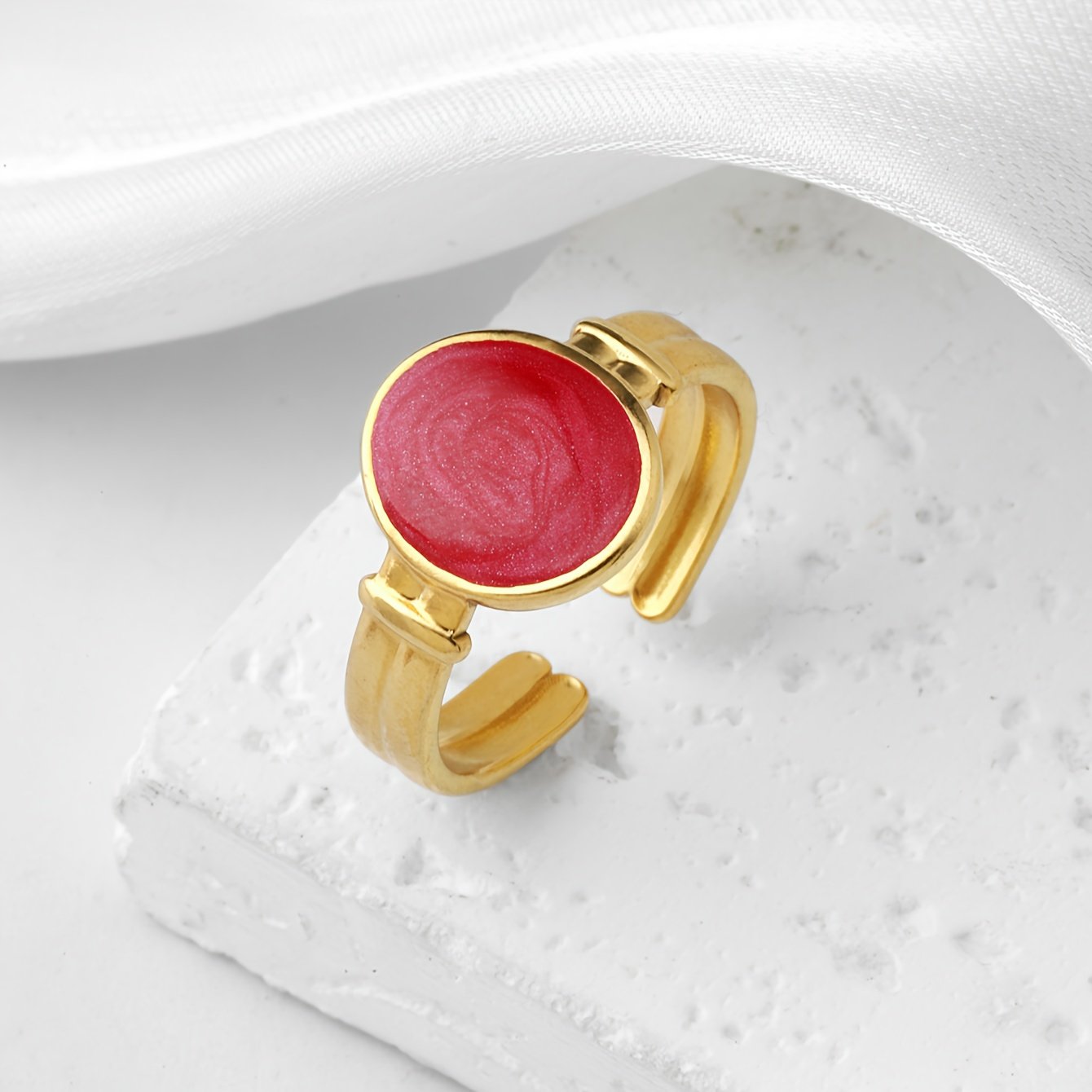 טבעת עיצוב אליפסה מזוגגת, אופנתית, מהודרת, טרנדית, חמודה, קלילה, יוקרתית, מינימליסטית, רטרו, אלגנטית ורב-תכליתית, זמינה בצבעים לבן פנינה, שחור פנינה, אדום פנינה וכחול פנינה. מתאימה לענידה יומיומית על ידי גברים ונשים כאחד, משלימה תלבושות לעבודה, לימודים, דייטים, מסיבות, אירועים וחופשות יומיומיות. זוהי גם מתנה נהדרת ליום האהבה, ראש השנה וחגים שונים. - Image 6