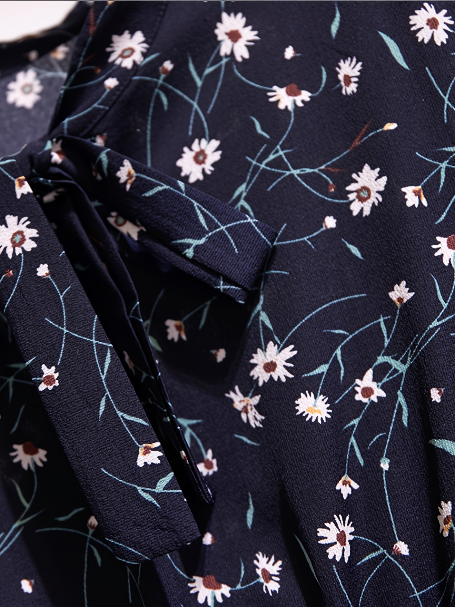 ⁦שמלה אלגנטית עם הדפס פרחוני, צווארון קשירה ושרוולים מתרחבים - שמלת מידי בגזרת A מפוליאסטר גמישה לנשים, מושלמת לאביב, קיץ וסתיו, ללבוש קז'ואל או מסיבה, שמלה פרחונית⁩ – תמונה ⁦3⁩