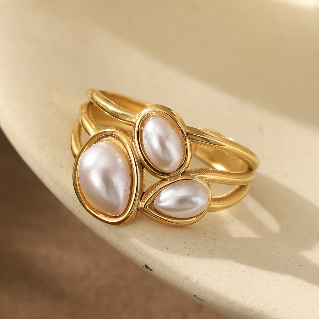 טבעת נירוסטה מתכווננת אלגנטית לנשים בגוון זהוב עם שלישיית פניני חיקוי - מושלמת למסיבות, מתנות ליום האהבה ולרמדאן, טבעת רב-תכליתית | טבעת בסגנון וינטג' | גימור יוקרתי - Image 19