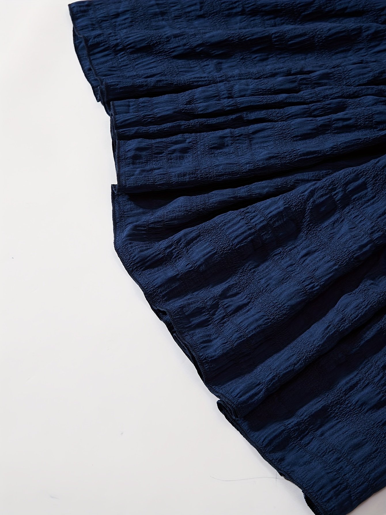 ⁦שמלה אלגנטית בצבע כחול כהה לנשים עם שרוולים קצרים, שרוולים תפוחים ומחוך מקושט - חצאית מתרחבת, ניתן לכביסה במכונה, חלק עליון צמוד ומכפלת מתרחבת, לאביב קיץ סתיו, לבוש קז'ואל עד חצי רשמי, אופנה עונתית, גזרה מחדדת⁩ – תמונה ⁦6⁩