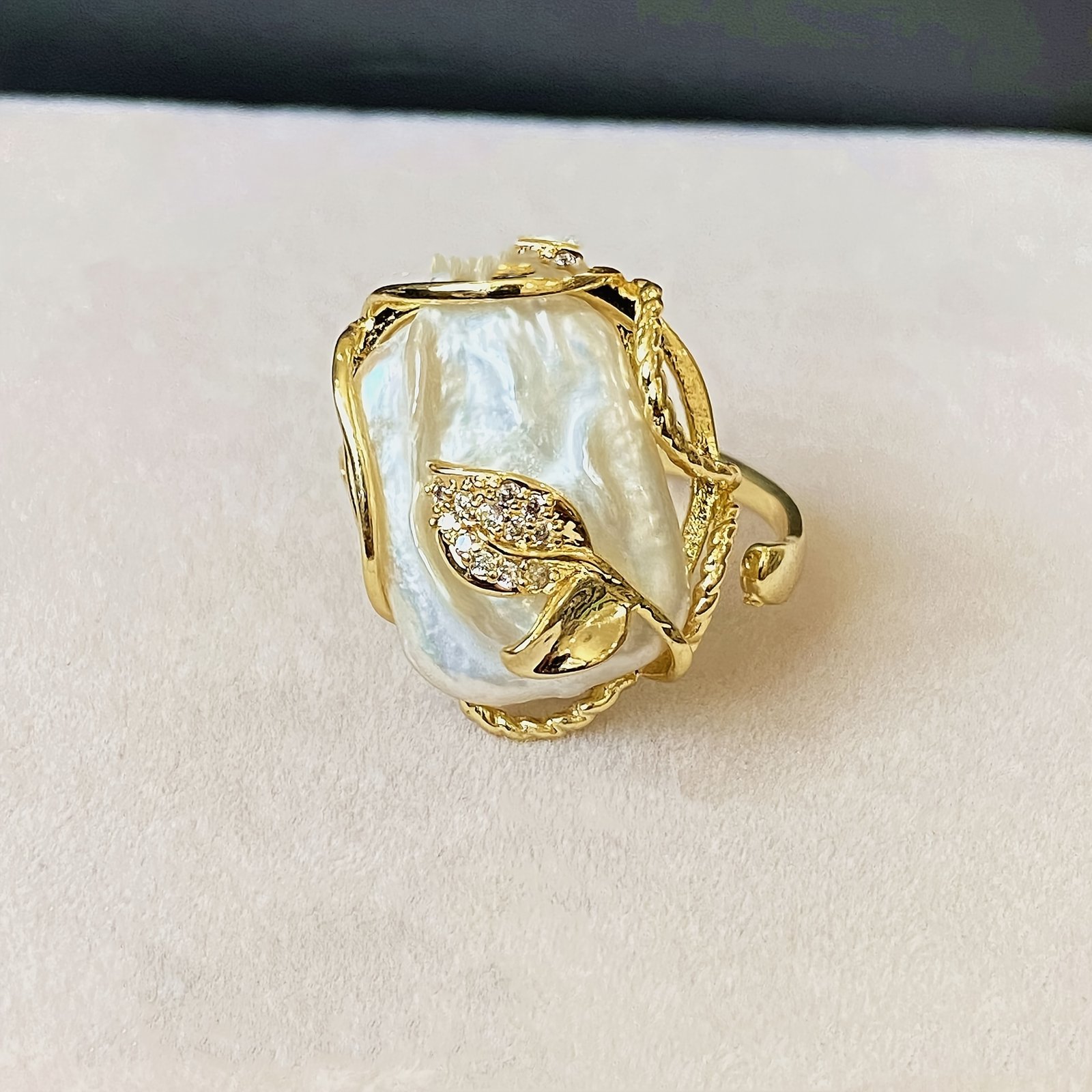 ⁦טבעת פניני מים מתוקים מצופות זהב 14 קראט בעבודת יד אלגנטית - בסגנון בארוק יוקרתי, מושלמת לאירוסין ולאירועים מיוחדים⁩ – תמונה ⁦3⁩