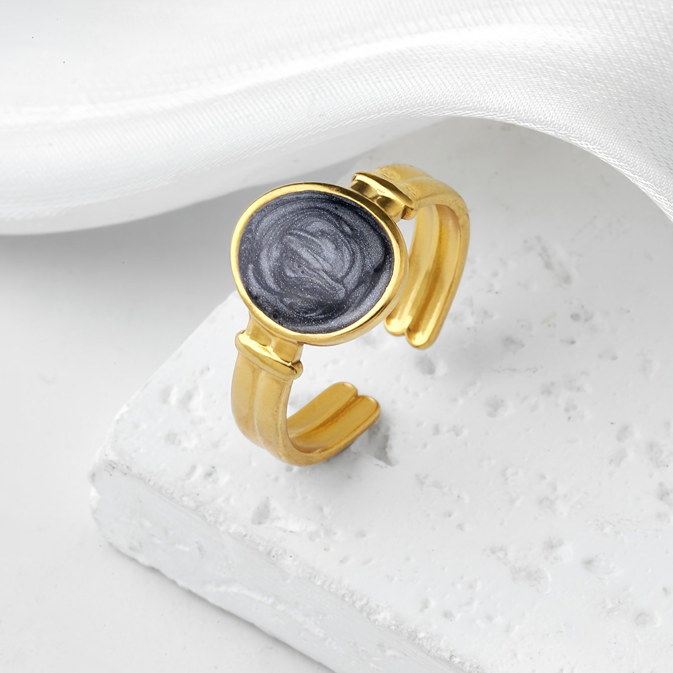 טבעת עיצוב אליפסה מזוגגת, אופנתית, מהודרת, טרנדית, חמודה, קלילה, יוקרתית, מינימליסטית, רטרו, אלגנטית ורב-תכליתית, זמינה בצבעים לבן פנינה, שחור פנינה, אדום פנינה וכחול פנינה. מתאימה לענידה יומיומית על ידי גברים ונשים כאחד, משלימה תלבושות לעבודה, לימודים, דייטים, מסיבות, אירועים וחופשות יומיומיות. זוהי גם מתנה נהדרת ליום האהבה, ראש השנה וחגים שונים. - Image 4