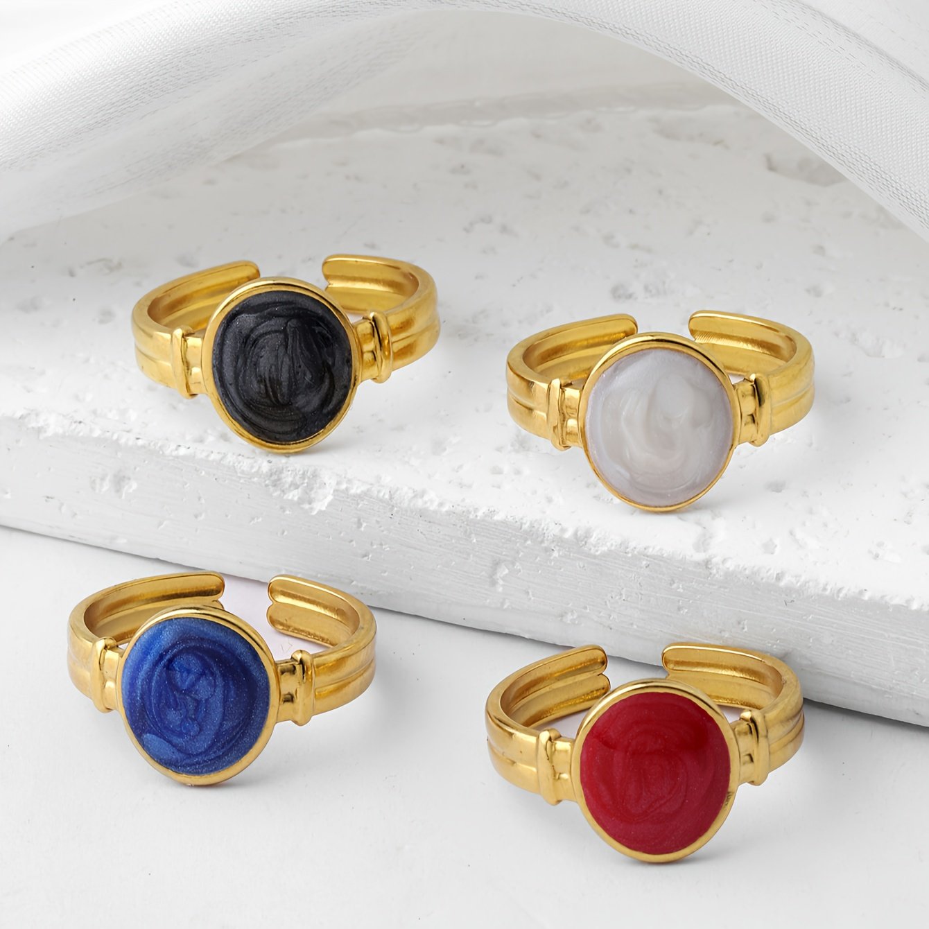 טבעת עיצוב אליפסה מזוגגת, אופנתית, מהודרת, טרנדית, חמודה, קלילה, יוקרתית, מינימליסטית, רטרו, אלגנטית ורב-תכליתית, זמינה בצבעים לבן פנינה, שחור פנינה, אדום פנינה וכחול פנינה. מתאימה לענידה יומיומית על ידי גברים ונשים כאחד, משלימה תלבושות לעבודה, לימודים, דייטים, מסיבות, אירועים וחופשות יומיומיות. זוהי גם מתנה נהדרת ליום האהבה, ראש השנה וחגים שונים. - Image 2