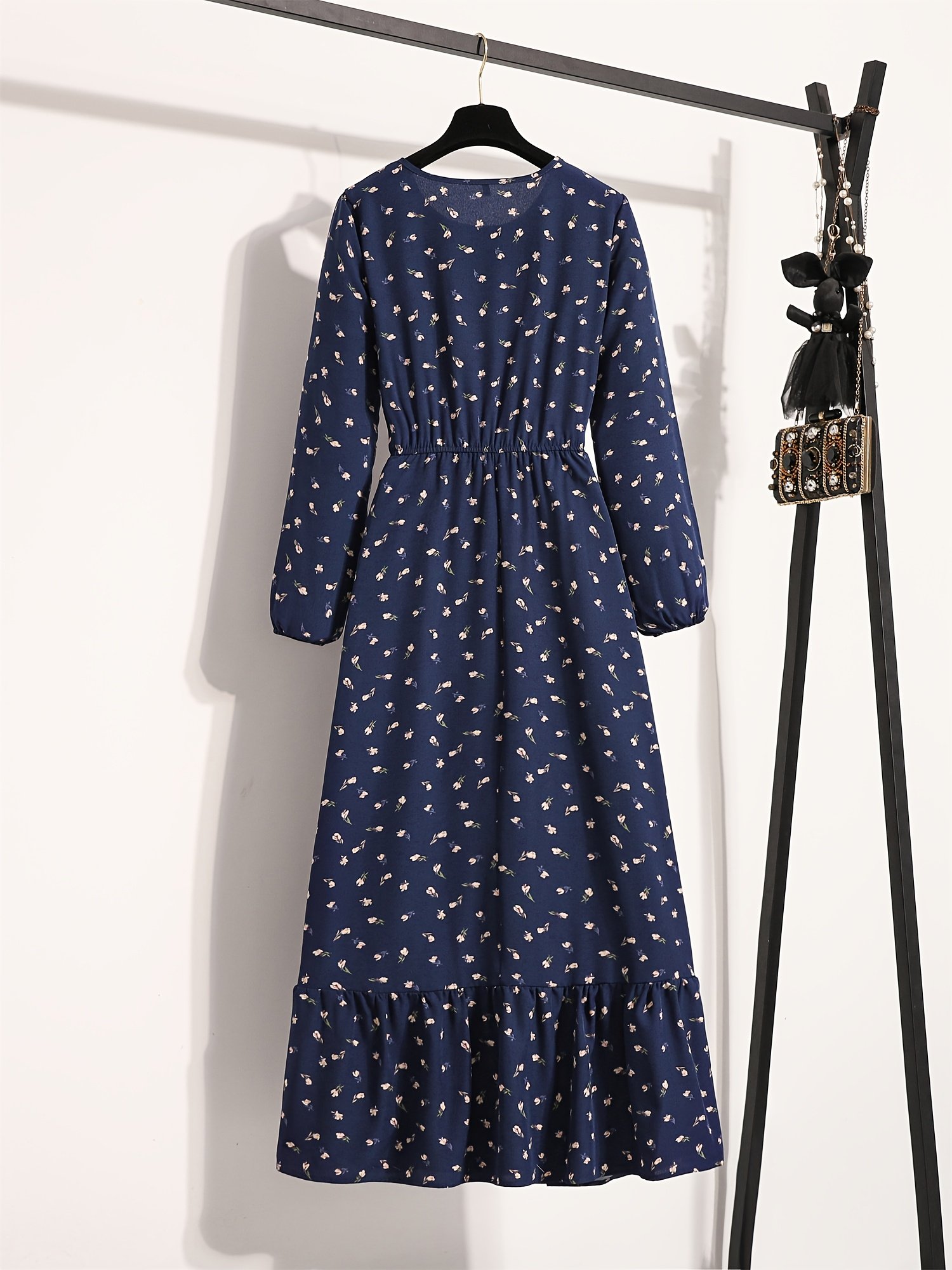 ⁦שמלת A-קו אלגנטית בצבע כחול כהה לנשים עם הדפס פרחוני - שרוולים ארוכים, צווארון עגול, שוליים מתרחבים, ניתן לכביסה במכונה, לבוש למסיבות וקז'ואל לאביב/סתיו, לבוש לאירועים, בד לא שקוף⁩ – תמונה ⁦2⁩
